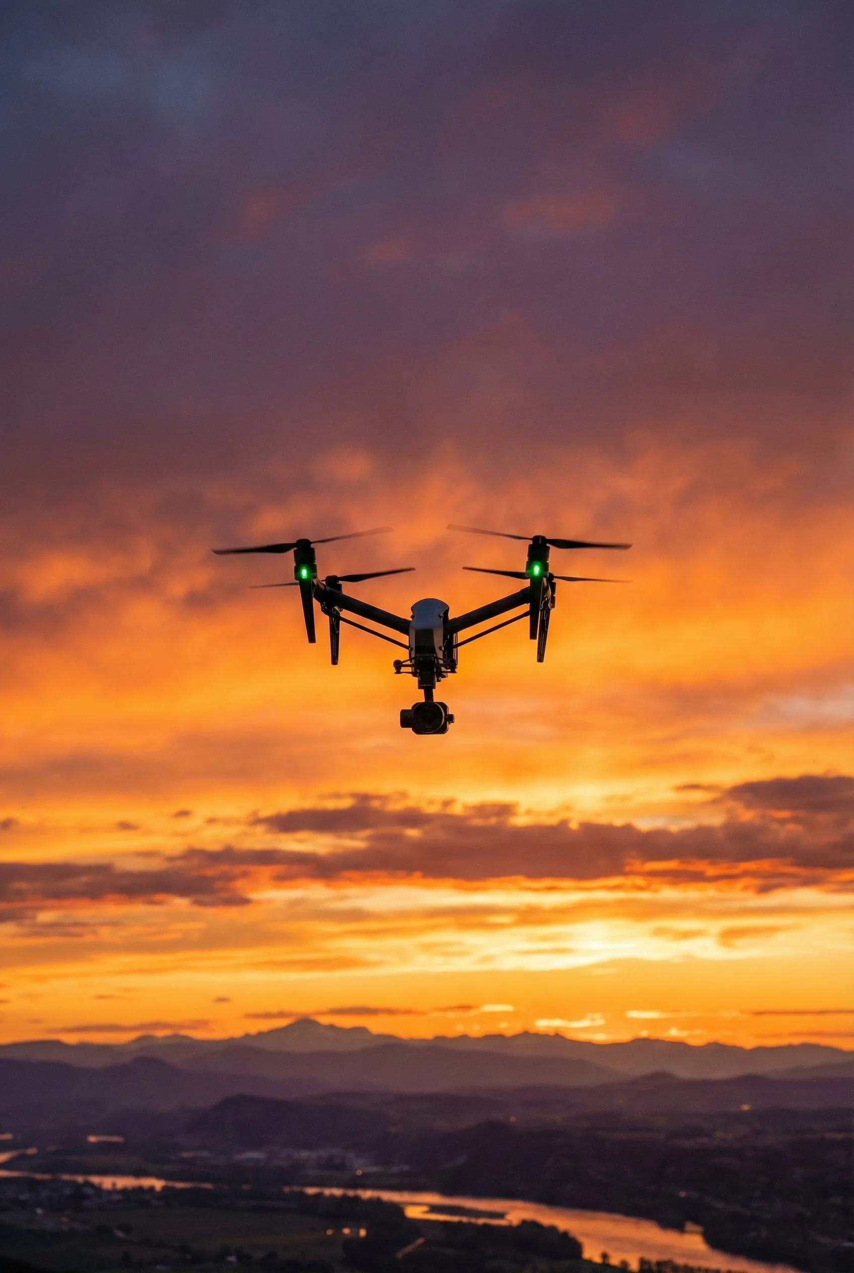 Gün batımında uçan drone silüeti ve Panacea İnsansız Hava Aracı (İHA) Sigortası güvencesi
