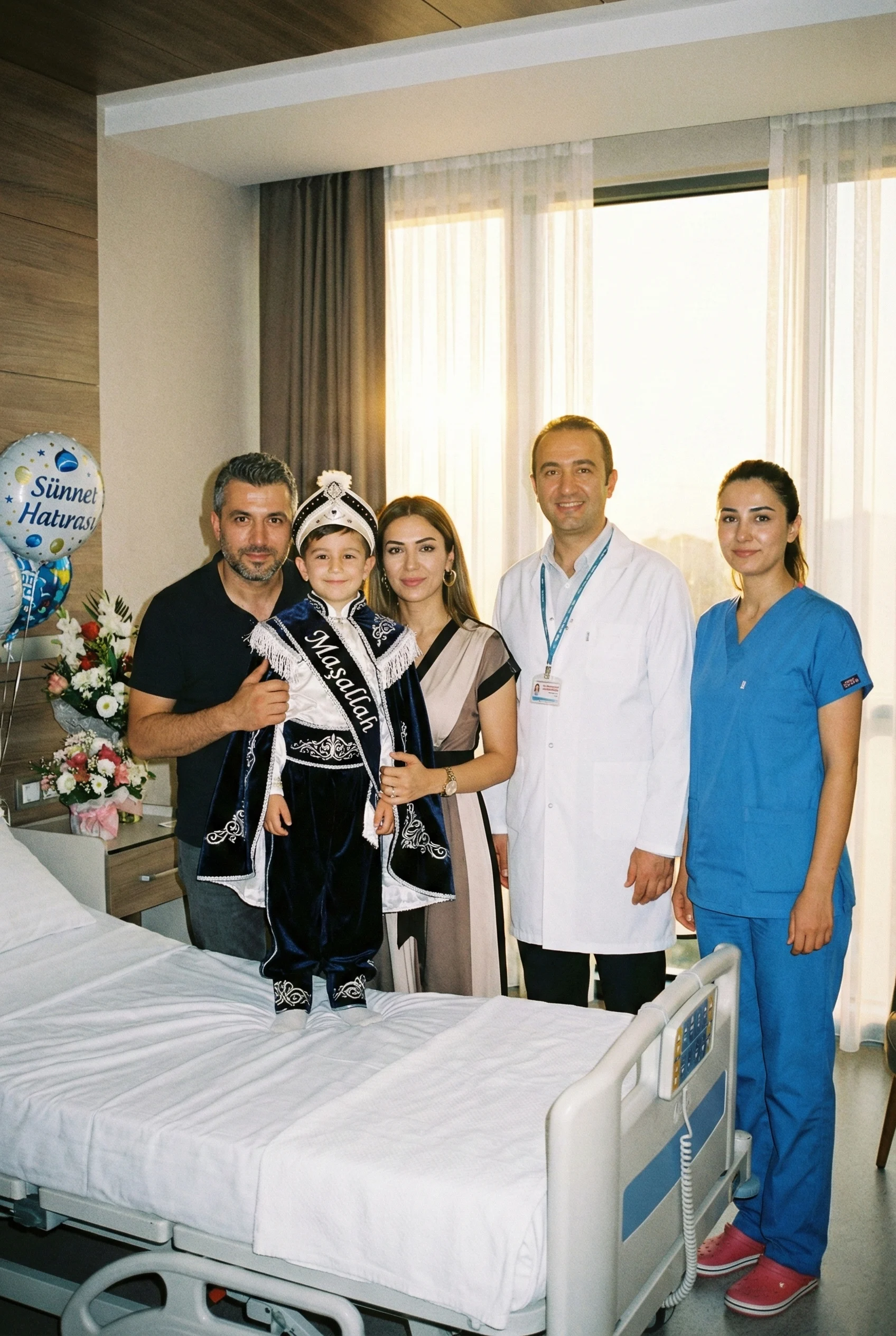 Sünneti karşılayan tamamlayıcı sağlık sigortası - geleneksel kıyafetli sünnet çocuğu ailesi ve sağlık ekibi ile özel hastane odasında