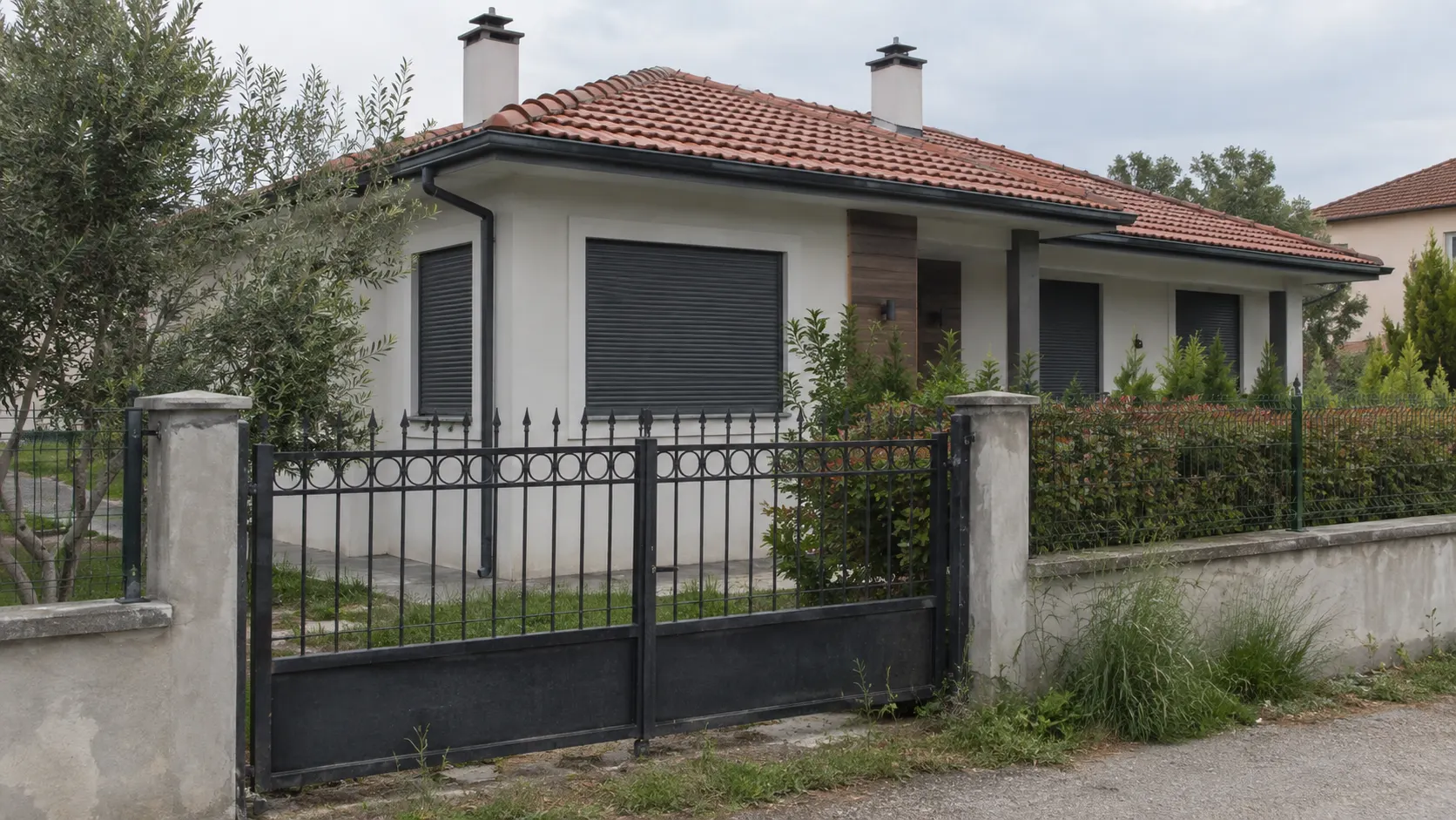 Boş evde konut sigortası kapsamında değerlendirilebilecek, bahçeli ve müstakil bir konutun dış cephe görünümü.